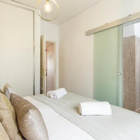 Gaze Out At The In A Retro-chic Getaway * リスボン